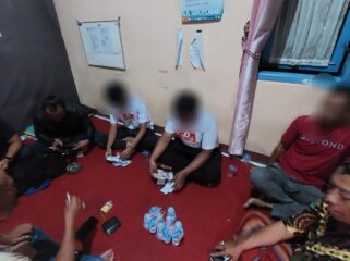 CULAS: Tiga orang pria yang diduga hendak melakukan praktik money politics di Kota Probolinggo saat dimintai keterangan. (foto: Hafiz Rozani)
