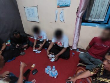 CULAS: Tiga orang pria yang diduga hendak melakukan praktik money politics di Kota Probolinggo saat dimintai keterangan. (foto: Hafiz Rozani)
