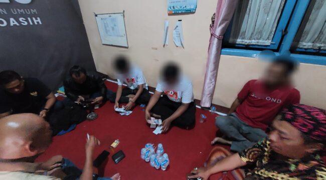 CULAS: Tiga orang pria yang diduga hendak melakukan praktik money politics di Kota Probolinggo saat dimintai keterangan. (foto: Hafiz Rozani)
