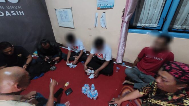 
					CULAS: Tiga orang pria yang diduga hendak melakukan praktik money politics di Kota Probolinggo saat dimintai keterangan. (foto: Hafiz Rozani)
