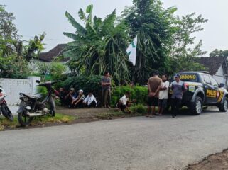 BERDUKA: Suasana rumah duka sekaligus tempat kejadian perkara penemuan pria paruh baya yang meninggal di Desa Sumberejo, Sukodono, Lumajang. (foto: Asmadi).