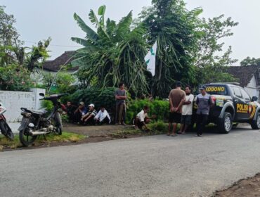 BERDUKA: Suasana rumah duka sekaligus tempat kejadian perkara penemuan pria paruh baya yang meninggal di Desa Sumberejo, Sukodono, Lumajang. (foto: Asmadi).