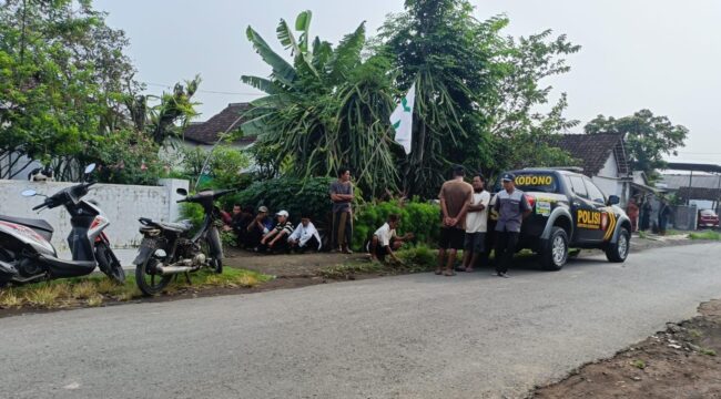 BERDUKA: Suasana rumah duka sekaligus tempat kejadian perkara penemuan pria paruh baya yang meninggal di Desa Sumberejo, Sukodono, Lumajang. (foto: Asmadi).