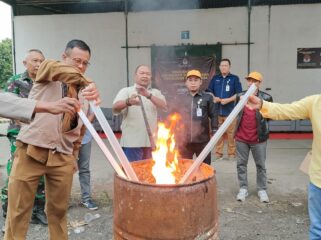 DIBAKAR: Suasana pemusnahan kelebihan surat suara Pilkada Serentak 2024 di gudang KPU Kabupaten Probolinggo. (foto: Ali Ya'lu).