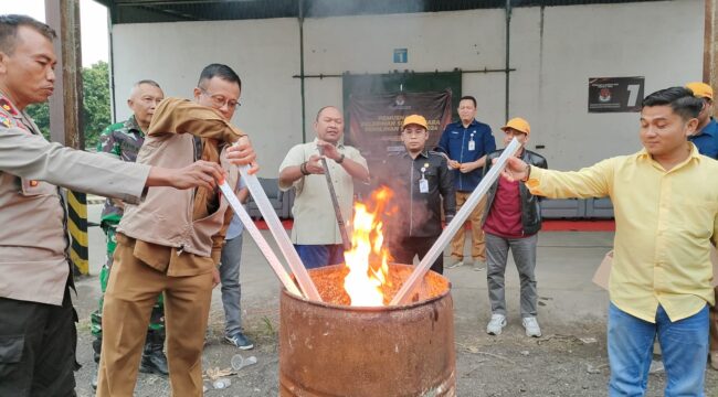 DIBAKAR: Suasana pemusnahan kelebihan surat suara Pilkada Serentak 2024 di gudang KPU Kabupaten Probolinggo. (foto: Ali Ya'lu).