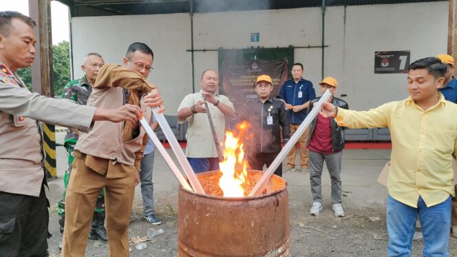 
					DIBAKAR: Suasana pemusnahan kelebihan surat suara Pilkada Serentak 2024 di gudang KPU Kabupaten Probolinggo. (foto: Ali Ya'lu).