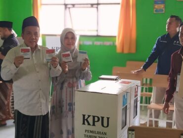 NYOBLOS: Cabup Pasuruan nomor urut 1, Gus Mujib saat menggunakan hak pilihnya di TPS 01 Desa Ngabar, Kecamatan Kraton. (foto: Moh. Rois)