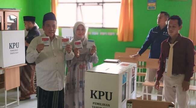 NYOBLOS: Cabup Pasuruan nomor urut 1, Gus Mujib saat menggunakan hak pilihnya di TPS 01 Desa Ngabar, Kecamatan Kraton. (foto: Moh. Rois)