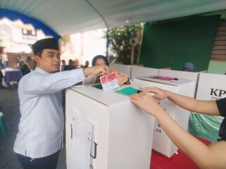 NYOBLOS: Calon Walikota Pasuruan, Adi Wibowo, saat menyalurkan hak pilihnya, Rabu (27/11/24) pagi. (foto: Moh. Rois)