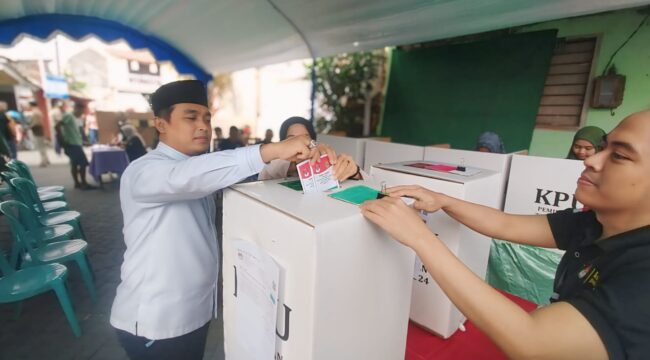 NYOBLOS: Calon Walikota Pasuruan, Adi Wibowo, saat menyalurkan hak pilihnya, Rabu (27/11/24) pagi. (foto: Moh. Rois)