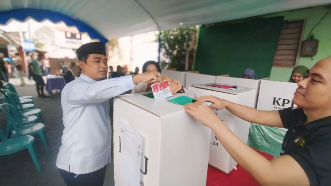 
					NYOBLOS: Calon Walikota Pasuruan, Adi Wibowo, saat menyalurkan hak pilihnya, Rabu (27/11/24) pagi. (foto: Moh. Rois)