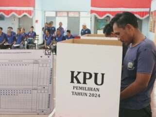 UNGGUL: Suasana pencoblosan di Rutan Kelas IIB Kraksaan. Insert: Hasil perolehan suara pasca pencoblosan. (foto: Ali Ya'lu).