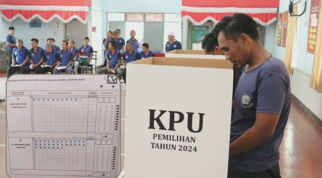 UNGGUL: Suasana pencoblosan di Rutan Kelas IIB Kraksaan. Insert: Hasil perolehan suara pasca pencoblosan. (foto: Ali Ya'lu).