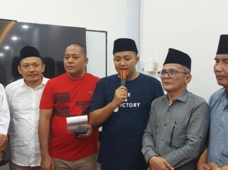 KLAIM UNGGUL: Pasangan calon nomor urut 02, Rusdi Sutejo-Shobih Asrori ditemani Tim Hukum, Suryono Pane, gelar konferensi pers perolehan hasil sementara Pilkada Kab. Pasuruan. (foto: Moh. Rois)