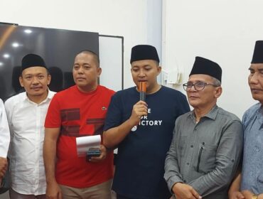 KLAIM UNGGUL: Pasangan calon nomor urut 02, Rusdi Sutejo-Shobih Asrori ditemani Tim Hukum, Suryono Pane, gelar konferensi pers perolehan hasil sementara Pilkada Kab. Pasuruan. (foto: Moh. Rois)