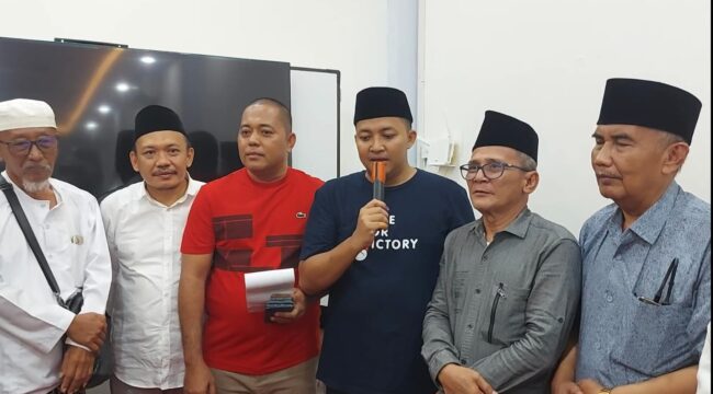 KLAIM UNGGUL: Pasangan calon nomor urut 02, Rusdi Sutejo-Shobih Asrori ditemani Tim Hukum, Suryono Pane, gelar konferensi pers perolehan hasil sementara Pilkada Kab. Pasuruan. (foto: Moh. Rois)