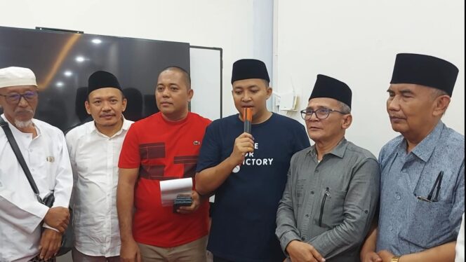 
					KLAIM UNGGUL: Pasangan calon nomor urut 02, Rusdi Sutejo-Shobih Asrori ditemani Tim Hukum, Suryono Pane, gelar konferensi pers perolehan hasil sementara Pilkada Kab. Pasuruan. (foto: Moh. Rois)