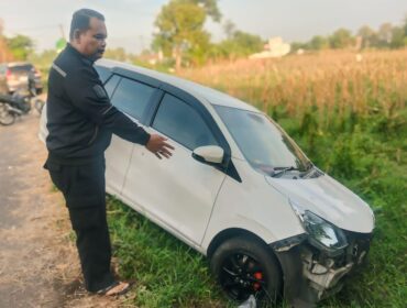 CURAS: Mobil korban curas di Pasuruan terperosok sehingga gagal dibawa pelaku. (foto: Moh. Rois)