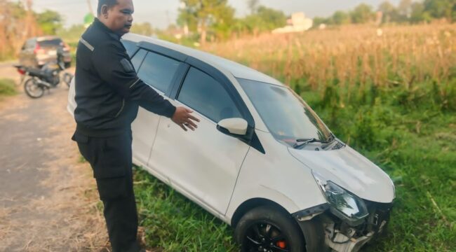 CURAS: Mobil korban curas di Pasuruan terperosok sehingga gagal dibawa pelaku. (foto: Moh. Rois)