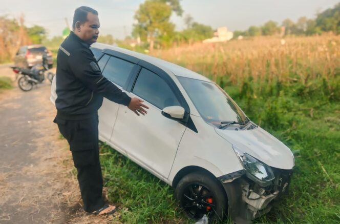 
					CURAS: Mobil korban curas di Pasuruan terperosok sehingga gagal dibawa pelaku. (foto: Moh. Rois)