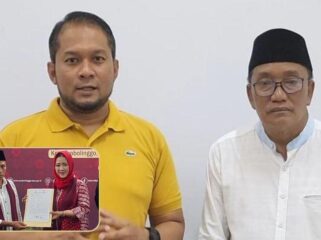 LEGOWO: Paslon nomor urut 02 Fernanda Zulkarnain- Abdullah Zabut. Insert: Paslon nomor urut 01, Tiwi-Rochman. (foto: Hafiz Rozani).
