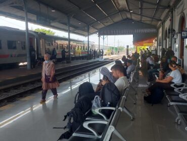 MENUNGGU: Sejumlah penumpang di Stasiun Probolinggo tengah  menunggu kedatangan KA. (foto: istimewa)