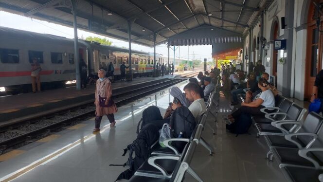 
					MENUNGGU: Sejumlah penumpang di Stasiun Probolinggo tengah  menunggu kedatangan KA. (foto: istimewa)