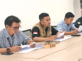 Bawaslu Kabupaten Pasuruan saat menggelar rapat.