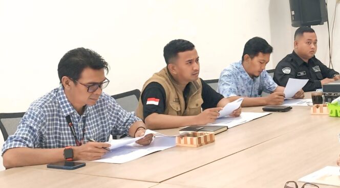 
					Bawaslu Kabupaten Pasuruan saat menggelar rapat.