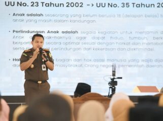 Kajari Kabupaten Pasuruan, Teguh Ananto, memberikan pemaparan dalam acara Sosialisasi dan Mitigasi Risiko Hukum bagi Pendidik dan Tenaga Kependidikan di Pendopo Nyawiji, Pasuruan. 