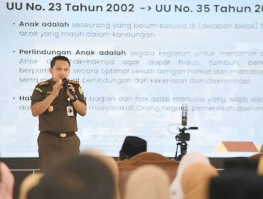 Kajari Kabupaten Pasuruan, Teguh Ananto, memberikan pemaparan dalam acara Sosialisasi dan Mitigasi Risiko Hukum bagi Pendidik dan Tenaga Kependidikan di Pendopo Nyawiji, Pasuruan. 