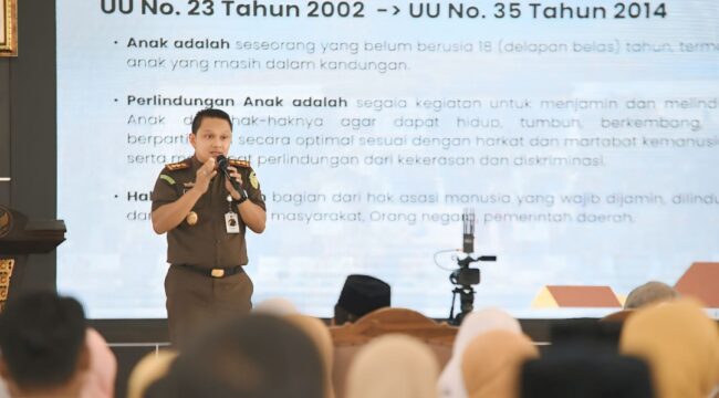 Kajari Kabupaten Pasuruan, Teguh Ananto, memberikan pemaparan dalam acara Sosialisasi dan Mitigasi Risiko Hukum bagi Pendidik dan Tenaga Kependidikan di Pendopo Nyawiji, Pasuruan. 