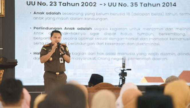 
					Kajari Kabupaten Pasuruan, Teguh Ananto, memberikan pemaparan dalam acara Sosialisasi dan Mitigasi Risiko Hukum bagi Pendidik dan Tenaga Kependidikan di Pendopo Nyawiji, Pasuruan. 