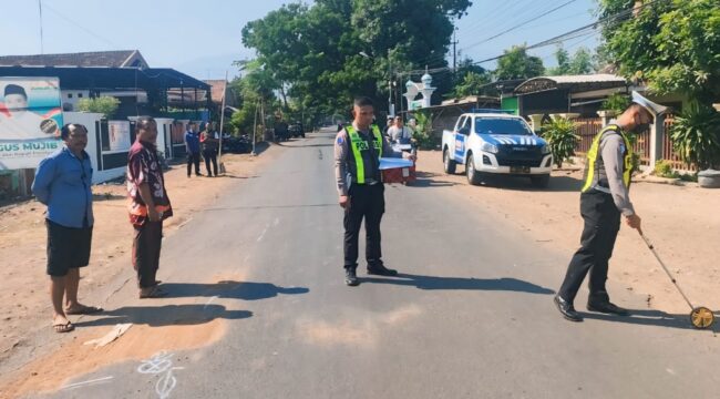 Polisi melakukan olah TKP.