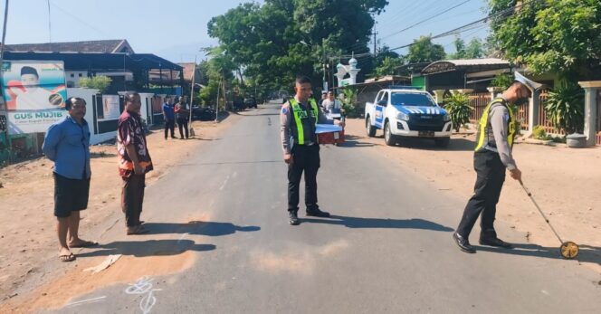 
					Polisi melakukan olah TKP.