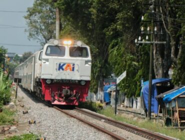 Kereta api sedang melintas (istimewa)