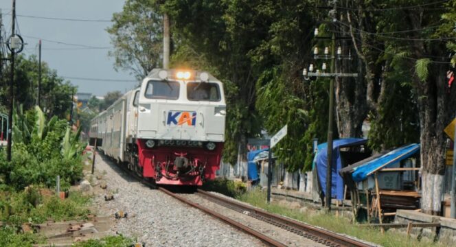 
					Kereta api sedang melintas (istimewa)