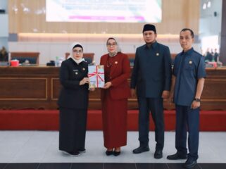 Rapat Paripurna yang membahas empat Raperda Berita Lumajang di DPRD Kabupaten Lumajang diikuti Pj Bupati.