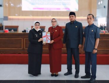 Rapat Paripurna yang membahas empat Raperda Berita Lumajang di DPRD Kabupaten Lumajang diikuti Pj Bupati.