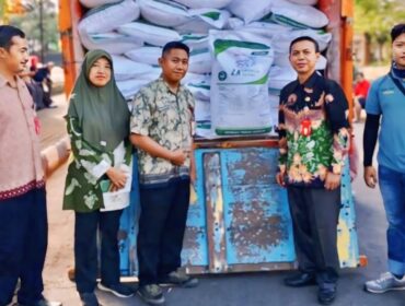 Bantuan pupuk untuk para petani tembakau Lumajang.