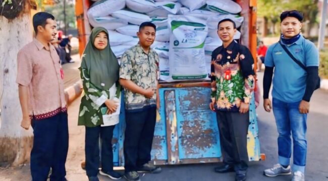 Bantuan pupuk untuk para petani tembakau Lumajang.