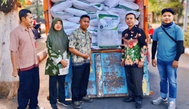 
					Bantuan pupuk untuk para petani tembakau Lumajang.