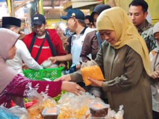 Khofifah Indar Parawansa saat  berkunjung ke Pasar Baru, Lumajang.