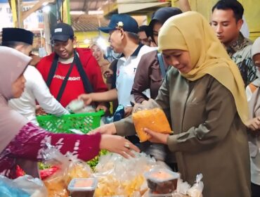 Khofifah Indar Parawansa saat  berkunjung ke Pasar Baru, Lumajang.