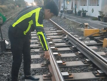 SELIDIKI: Aggota unit Gakkum Satlantas Polres Probolinggo Kota menunjukkan lokasi korban usai tertabrak KA (istimewa)