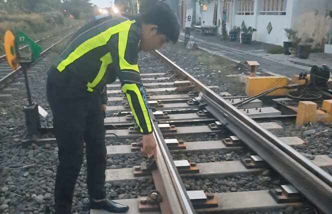 
					SELIDIKI: Aggota unit Gakkum Satlantas Polres Probolinggo Kota menunjukkan lokasi korban usai tertabrak KA (istimewa)