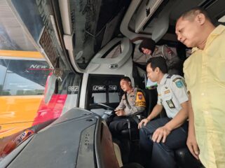 CEK: Kasat Lantas Polres Probolinggo Kota, AKP Siswandi dan anggota Dishub Kota Probolinggo saat cek kondisi bus di Terminal Bayuangga. (foto: istimewa)