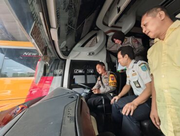 CEK: Kasat Lantas Polres Probolinggo Kota, AKP Siswandi dan anggota Dishub Kota Probolinggo saat cek kondisi bus di Terminal Bayuangga. (foto: istimewa)