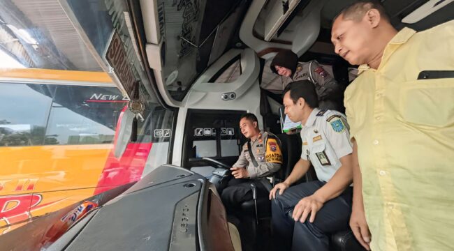 CEK: Kasat Lantas Polres Probolinggo Kota, AKP Siswandi dan anggota Dishub Kota Probolinggo saat cek kondisi bus di Terminal Bayuangga. (foto: istimewa)