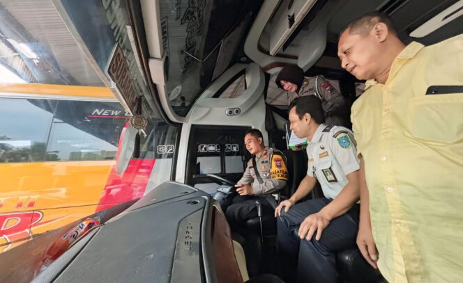 
					CEK: Kasat Lantas Polres Probolinggo Kota, AKP Siswandi dan anggota Dishub Kota Probolinggo saat cek kondisi bus di Terminal Bayuangga. (foto: istimewa)